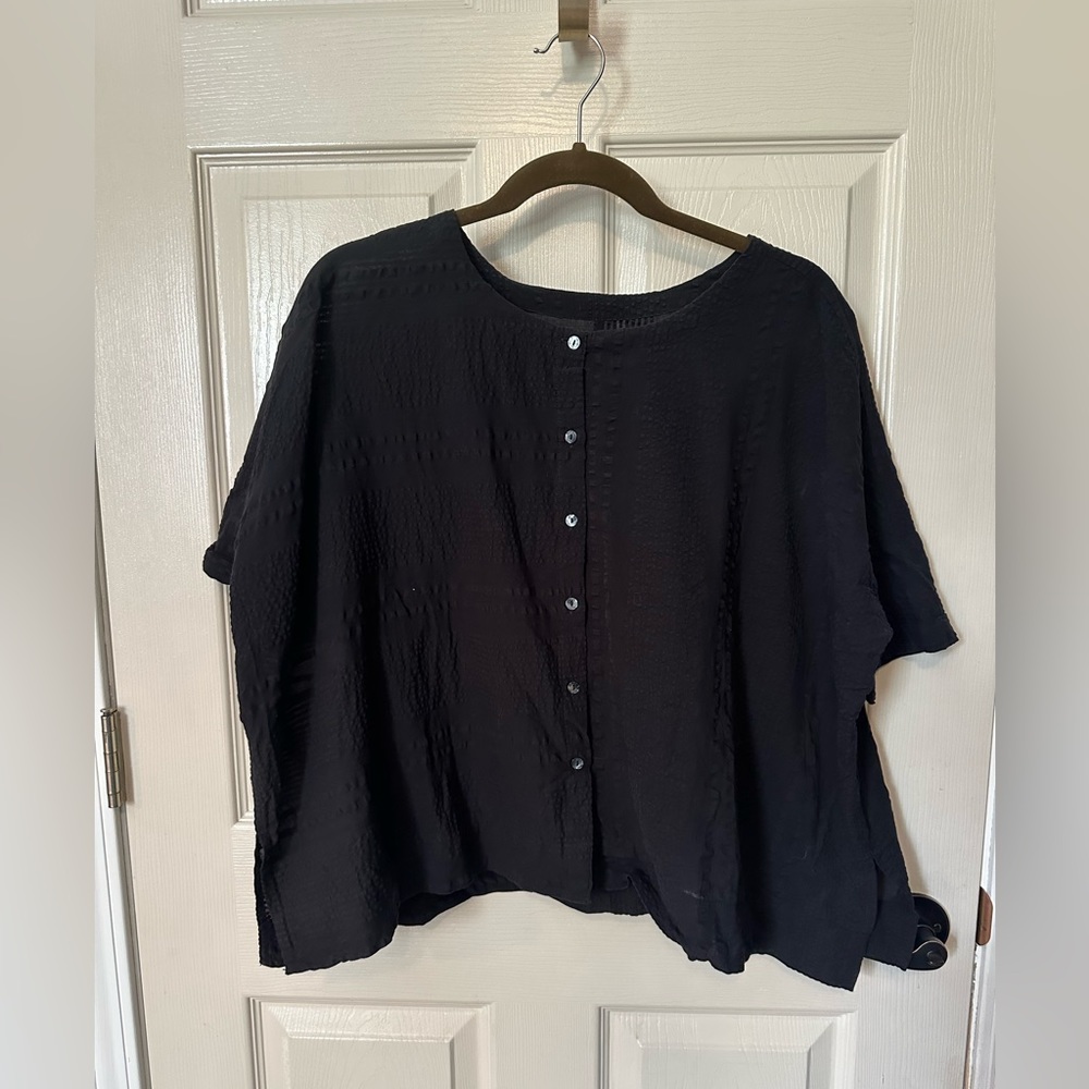 Old Navy textured oversized blouse with button front in Black. Women’s size M